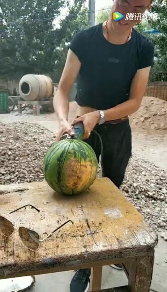 工地吃瓜实拍,揭秘建筑工地的日常趣事