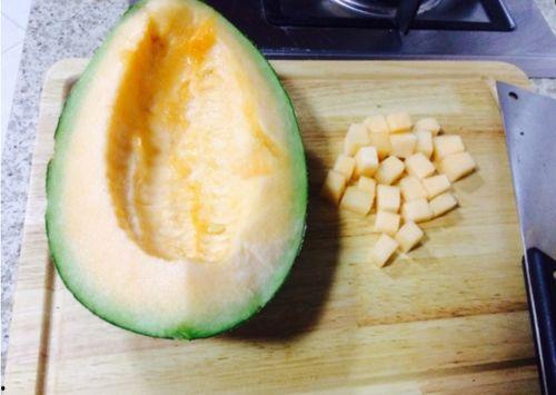 哈密瓜怎么吃才不苦涩呢,轻松享受甜蜜滋味